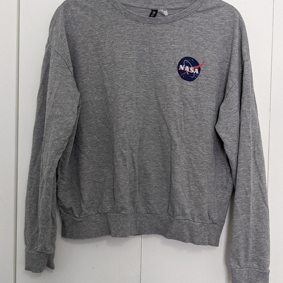 Hm divided NASA long sleeve gray top Junior large - Picture 3 of 5